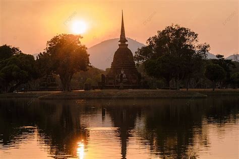  Der Tanz der himmlischen Nymphen: Ein Blick in die spirituellen Tiefen der Sukhothai-Kunst